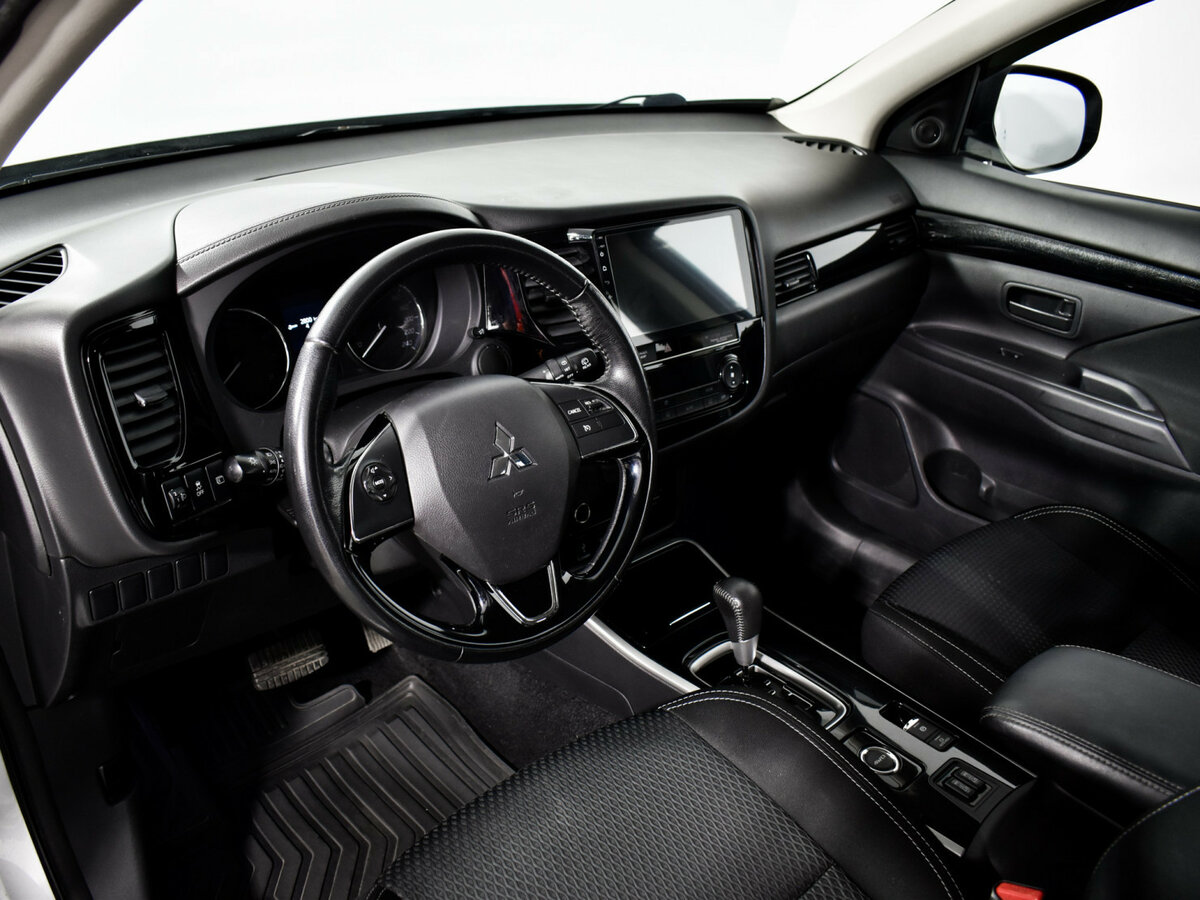 Б/У Митсубиши Оутлэндер 2018 года. Фото: #6