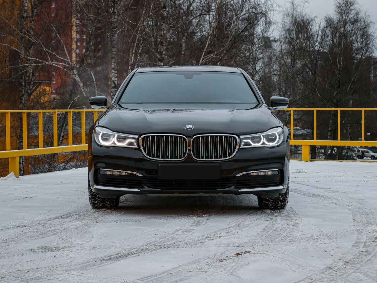 BMW 7 серии 2017 года с пробегом. Фото: #1