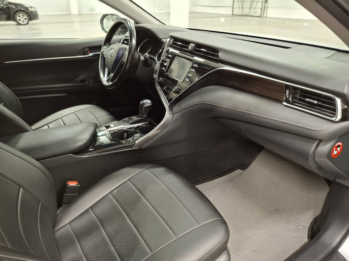 Toyota Camry 2018 года с пробегом. Фото: #9